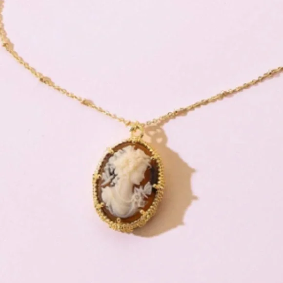 Gold Cameo Pendant Necklace - Picture 1 of 4